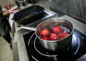 Кипяток или уксус: как правильно дезинфицировать фрукты и ягоды во время мытья