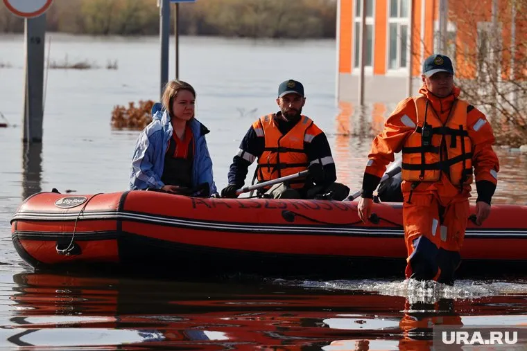 Спасатели отправились на помощь туристам, застрявшим в районе Горячего Ключа из-за наводнения (архивной фото)