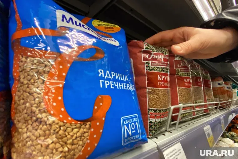 В некоторых магазинах покупатели быстро разбирают крупу по низкой цене