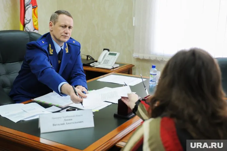 По поручению прокурора области Виталия Лопина, городское надзорное ведомство наводит порядок на улицах Челябинска