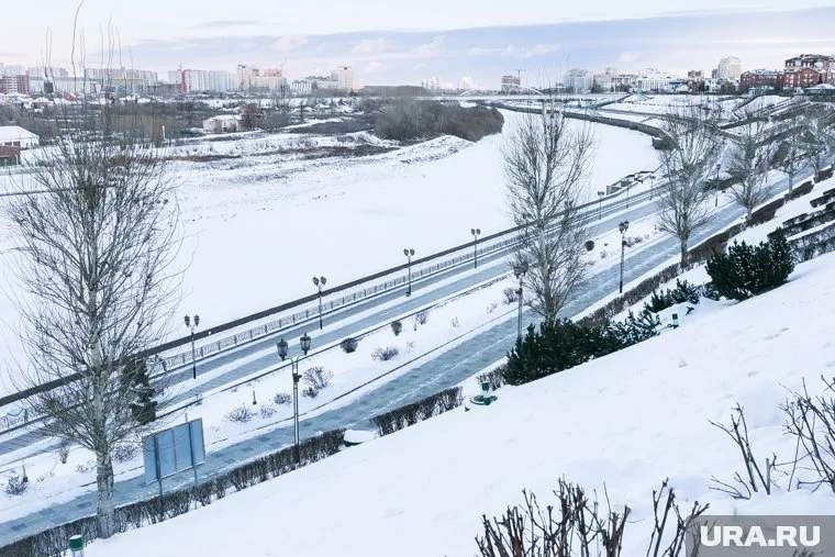 Ведущие шоу прогулялись по набережной Тюмени