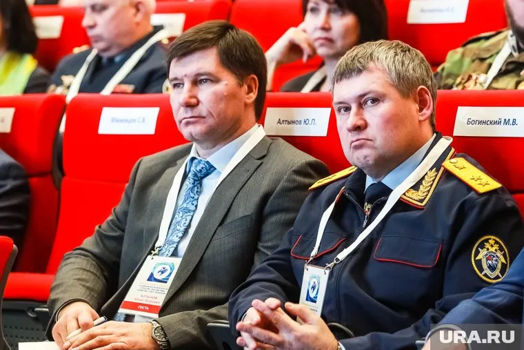 Михаил Богинский (справа) как минимум месяц будет отсутствовать на рабочем месте