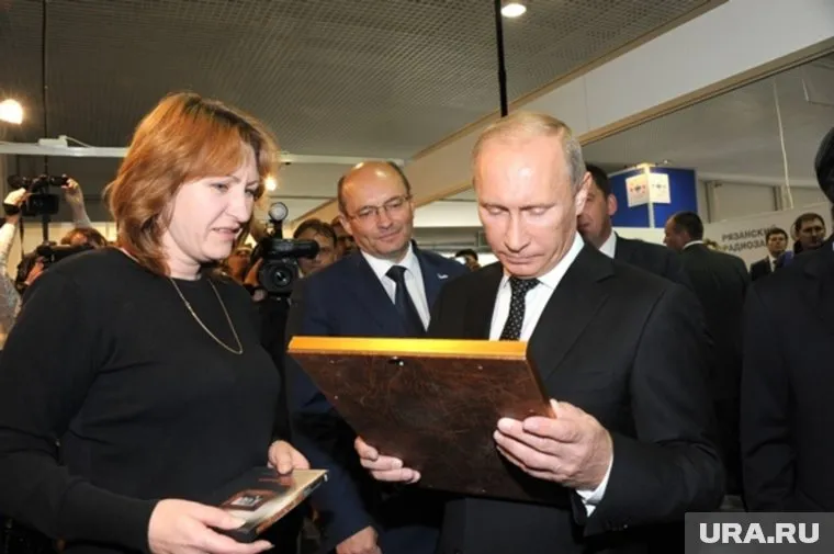 В 2011 году Александр Мишарин, будучи в тот момент губернатором Свердловской области, подарил приехавшему на открытие выставки вооружений Владимиру Путину невьянскую икону
