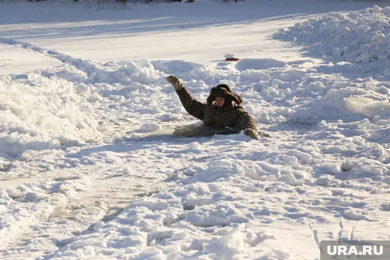 В Кургане мужчины спасли мальчика, ушедшего под лед