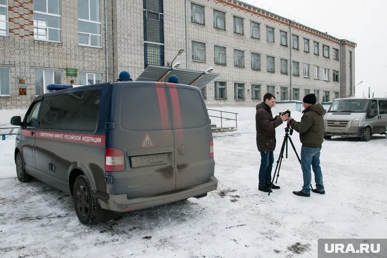 В школе, где произошло ЧП, работают следователи, чиновники, журналисты