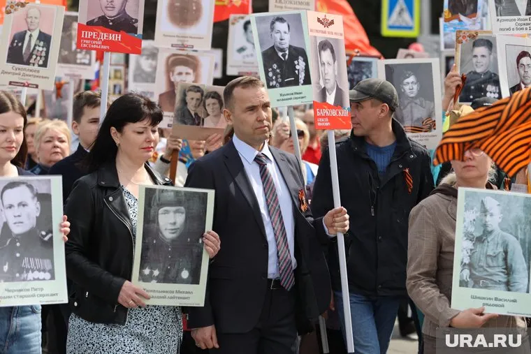 Глава Кургана Елена Ситникова (на фото — слева) приняла участие в шествии «Бессмертного полка»