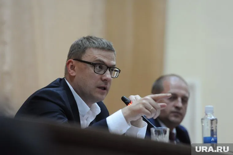 Алексей Текслер (слева) предложил решить вопрос об отставке Вячеслава Жилина (справа) горожанам