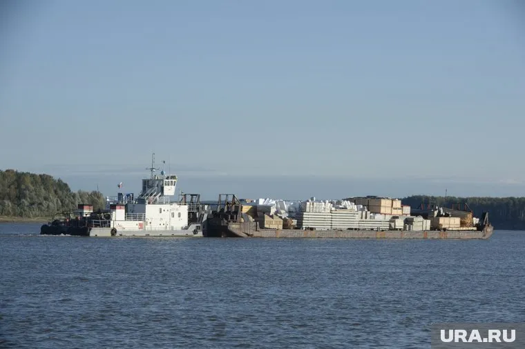 Баржа получила пробоину в корпусе