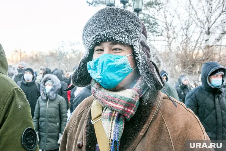 Маску на улице стоит надевать только в случае большого скопления людей
