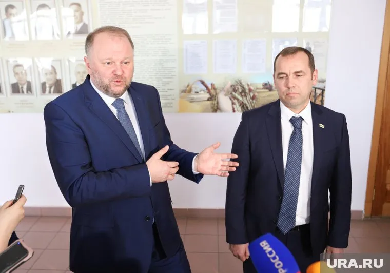 Поздравить Вадима Шумкова со вступлением в должность уже приехал Николай Цуканов