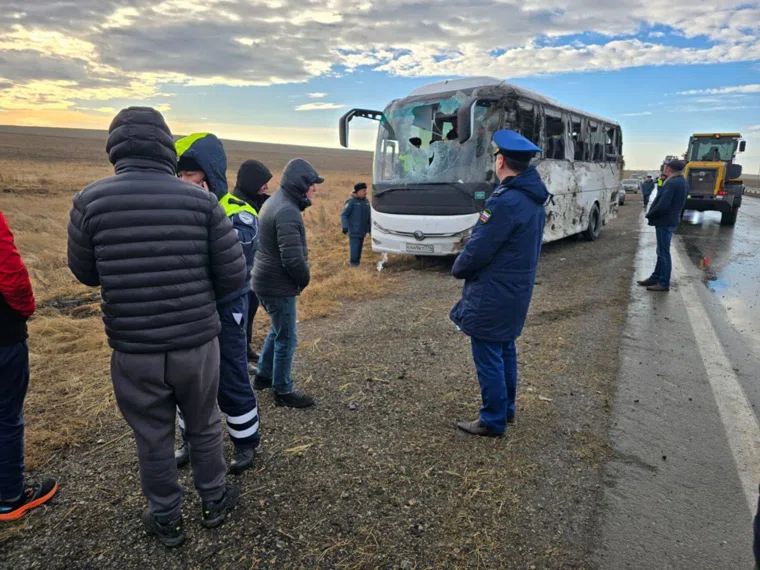 В результате аварии с автобусом пострадали трое
