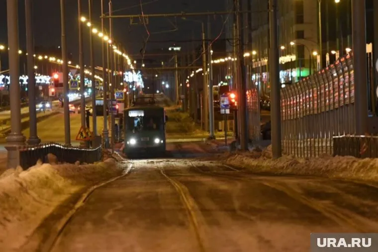 Из Академического до Вторчермета трамвай доехал за час и пять минут