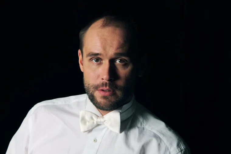 Максим Аверин — российский актер театра, кино и телевидения, кинорежиссер и телеведущий