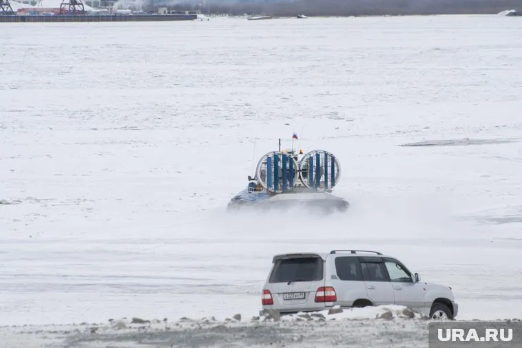 На зимних дорогах сломалось несколько машин по пути в Салехард