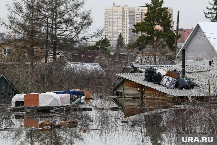 Сотрудники ДПС ночью спасли курганцев из зоны наводнения, подчеркнули в УМВД