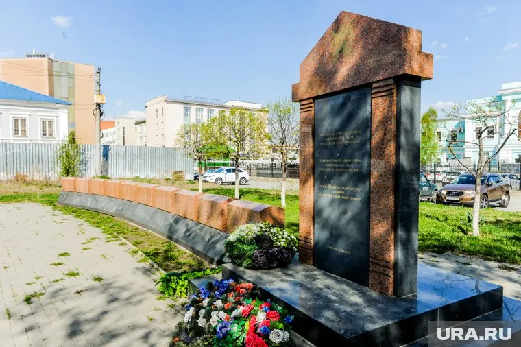 Памятник из гранита был открыт в Челябинске в октябре 2011 года