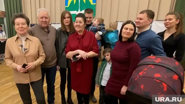 Губернатор Югры Наталья Комарова и многодетная семья Пуртовых