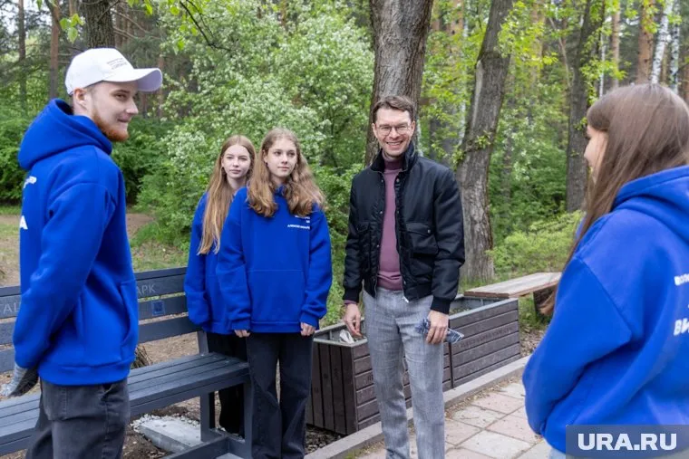 Волонтеры Алексея Вихарева (в центре) помогают в уборке Шарташа