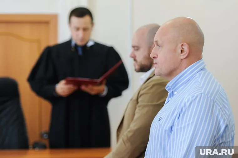 Сергей Давыдов (справа) выиграл затянувшееся разбирательство