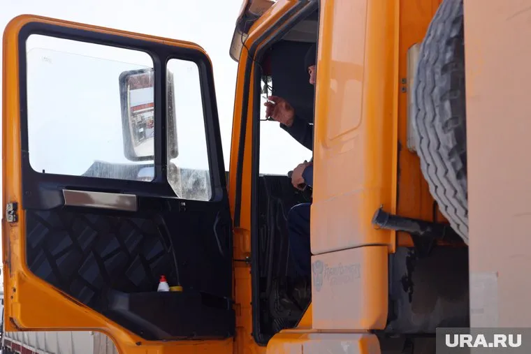 С маслозавода на КАМАЗах вывозят семечки и жмых