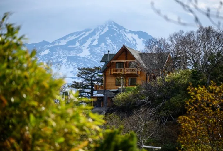 У вулкана продолжаются поиски группы туристов, не вышедших на связь
