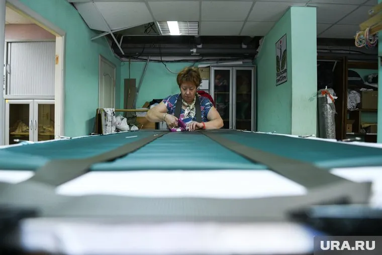 Неравнодушные к судьбе бойцов в зоне СВО свердловчанки каждый день с утра и до вечера делают важные приспособления