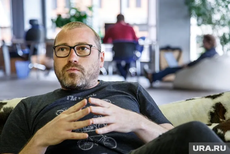 Владислав Деревянных пока ждет решения чиновников в стороне (архивное фото)