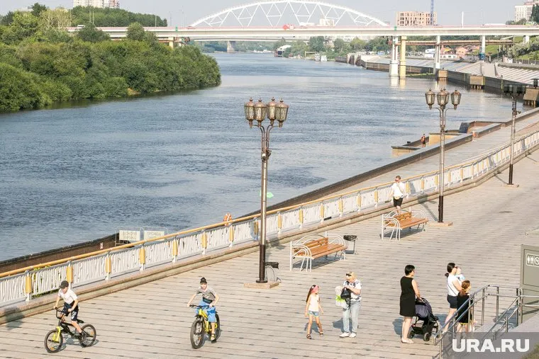 Тюменцы считают, что властям нужно «урезать» себе зарплату, но заняться продление набережной
