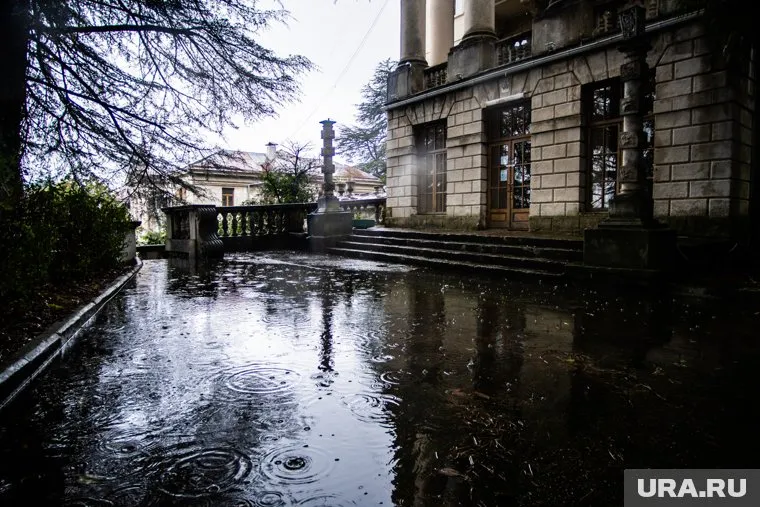 В социальных сетях появились снимки с затопленными дорогами, тротуарами и дворами