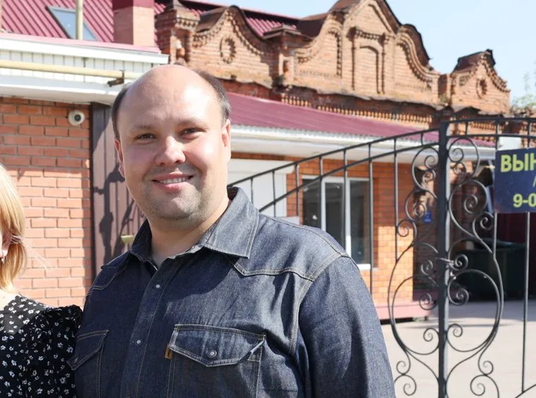 Александр Бухаров (на фото справа) рассчитывает на попасть в числе победителей партийного проекта