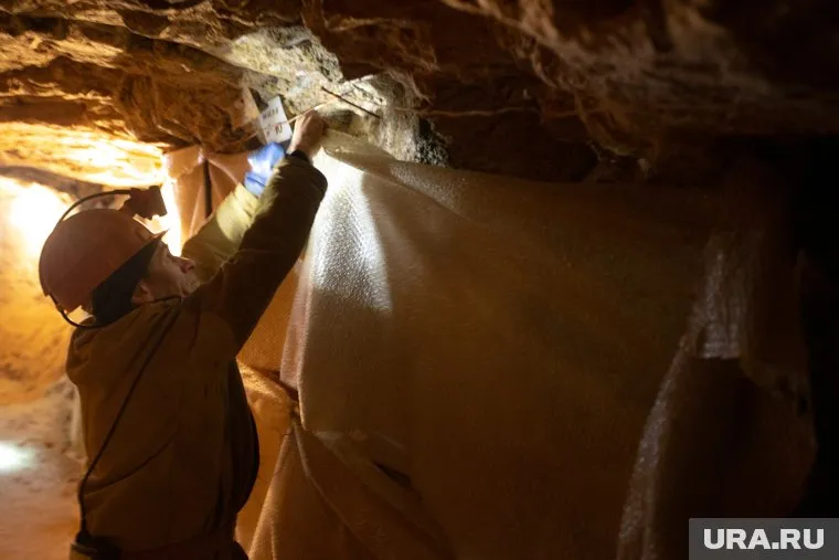 От завала в шахте пострадало два человека, сообщили в МЧС России