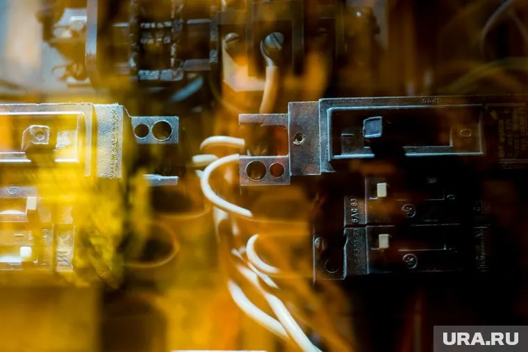 Рабочий осматривал электрооборудование