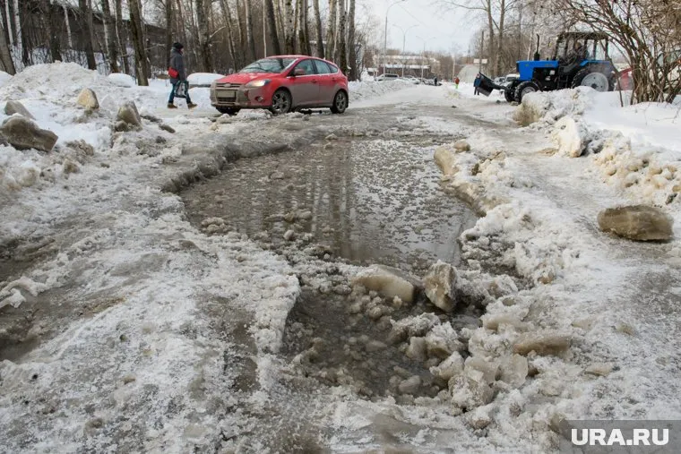 На перекрестке улиц Короленко — Луначарского в Екатеринбурге прорвало магистральный водопровод с холодной водой.