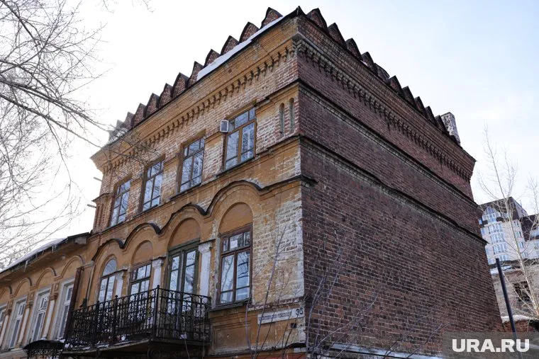 Строительную технику у здания заметили еще в феврале