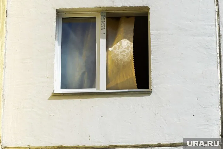 Женщину выкинули из окна во время пьяной ссоры