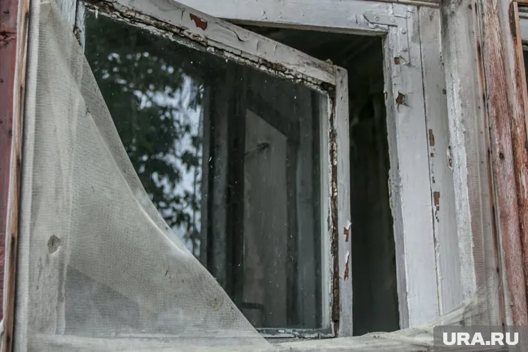 Женщину выселяют из квартиры, которую дали вместо аварийного жилья