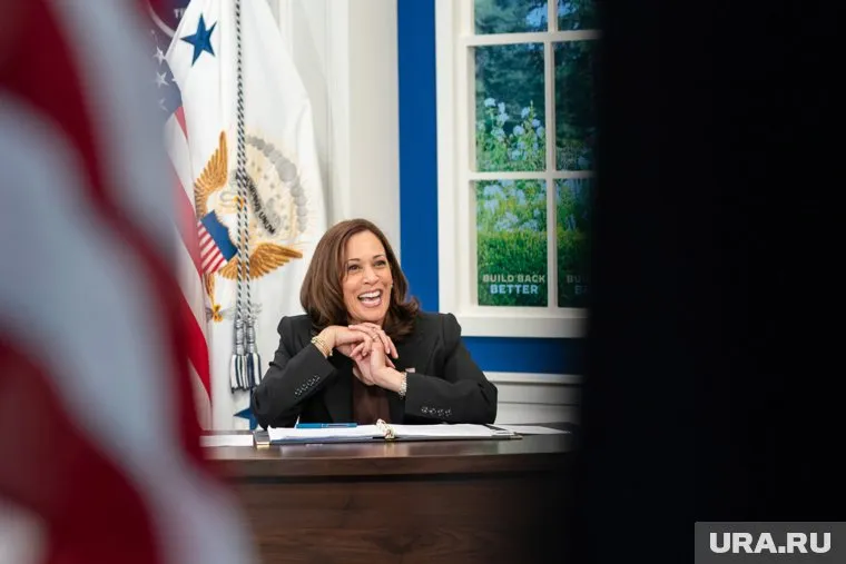 Харрис не справилась с принесением клятвы верности американскому флагу