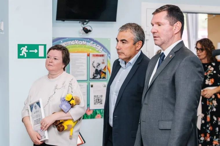 Сергей Буяков (на фото справа) поздравил детский сад с победой во всероссийской акции