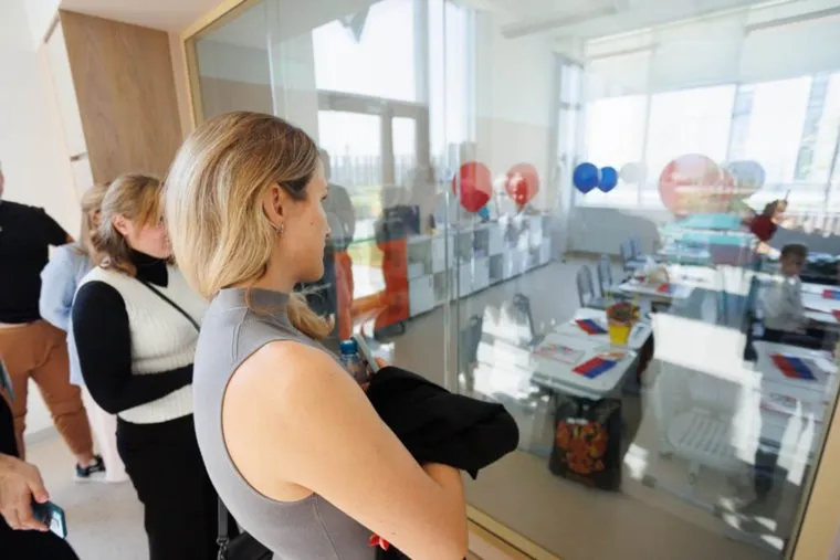 Россия. Екатеринбург. Торжественная линейка, посвященная Дню знаний (1 сентября) в Губернаторском лицее.