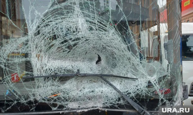 Автобус с российскими туристами врезался в дорожные знаки и перевернулся