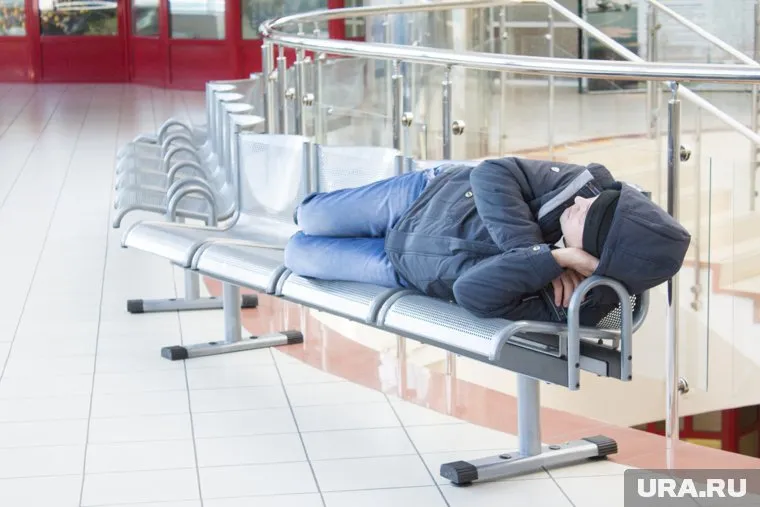 По словам пассажира, из-за задержки спать людям пришлось на скамейках в аэропорту