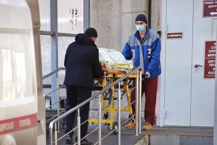 Приёмный покой в красной зоне городской больницы. Курган