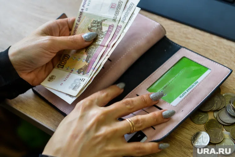 В Югре врачам и учителям поднимут зарплату почти на 8%