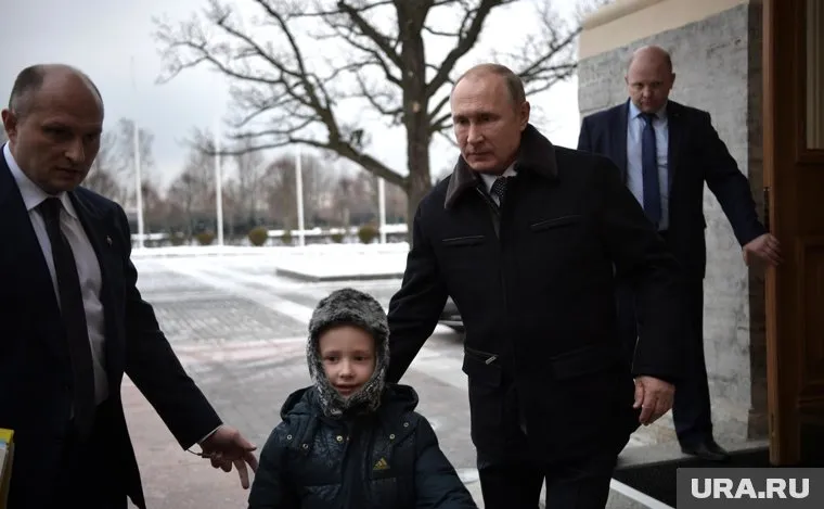 Президент сам проводил маленького гостя к вертолету