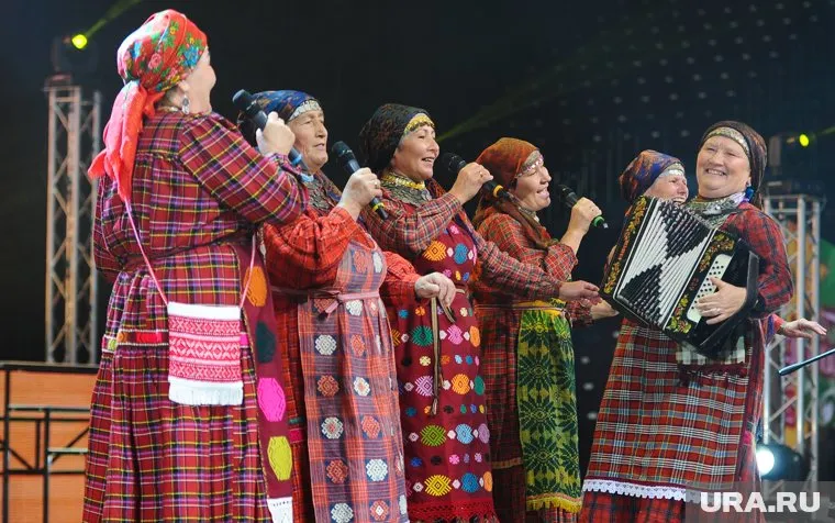 После завершения зрительского голосования ведущие рассказывали о рекордах Евровидения