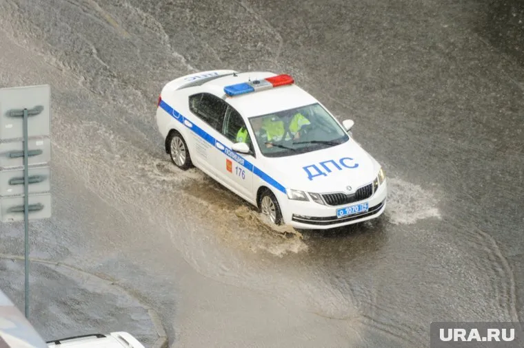 Движение по внешней стороне МКАД в районе Капотни перекрыто из-за подтопления