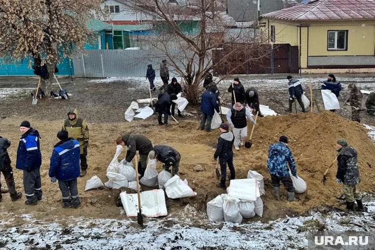 Вдоль набережной Кургана добровольцы помогают строить дамбу