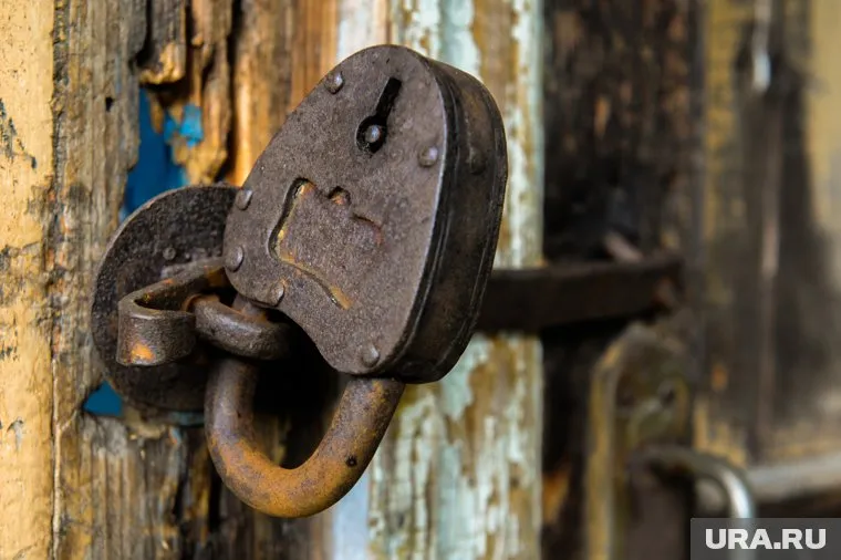 Мужчина избил навесным замком супругов, которые вечером пришли к нему на работу