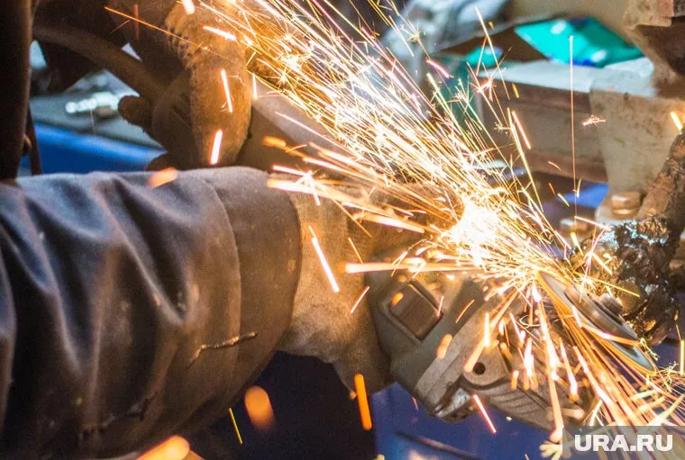 Девушка использовала болгарку, чтобы вскрыть сейф