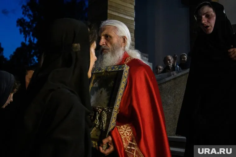 От отца Сергия ушли несколько десятков священников, монахинь и мирян